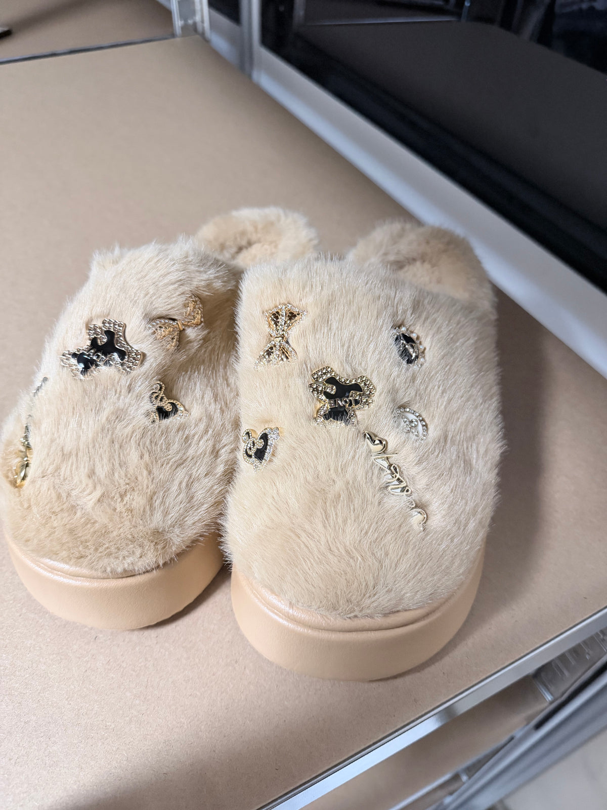 Beige fluffy sloffen met bedels
