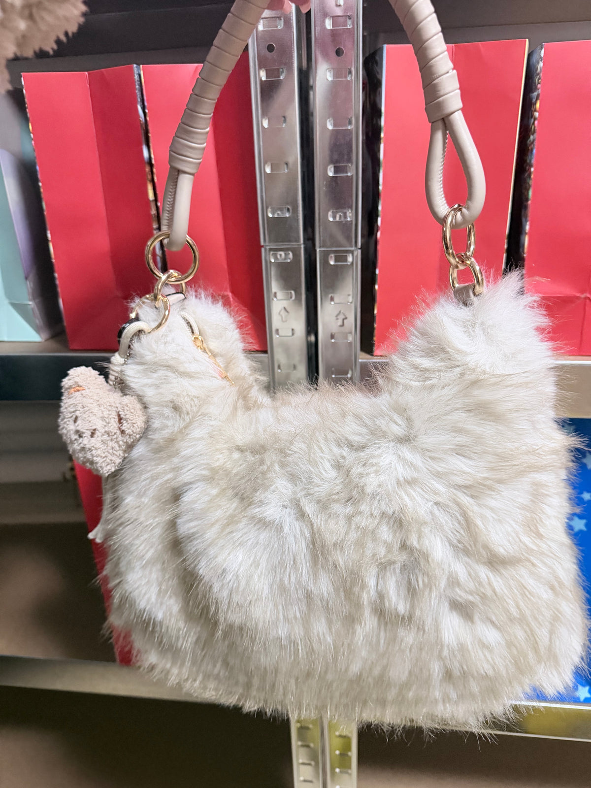 Mooie beige fluffy tas met tashanger