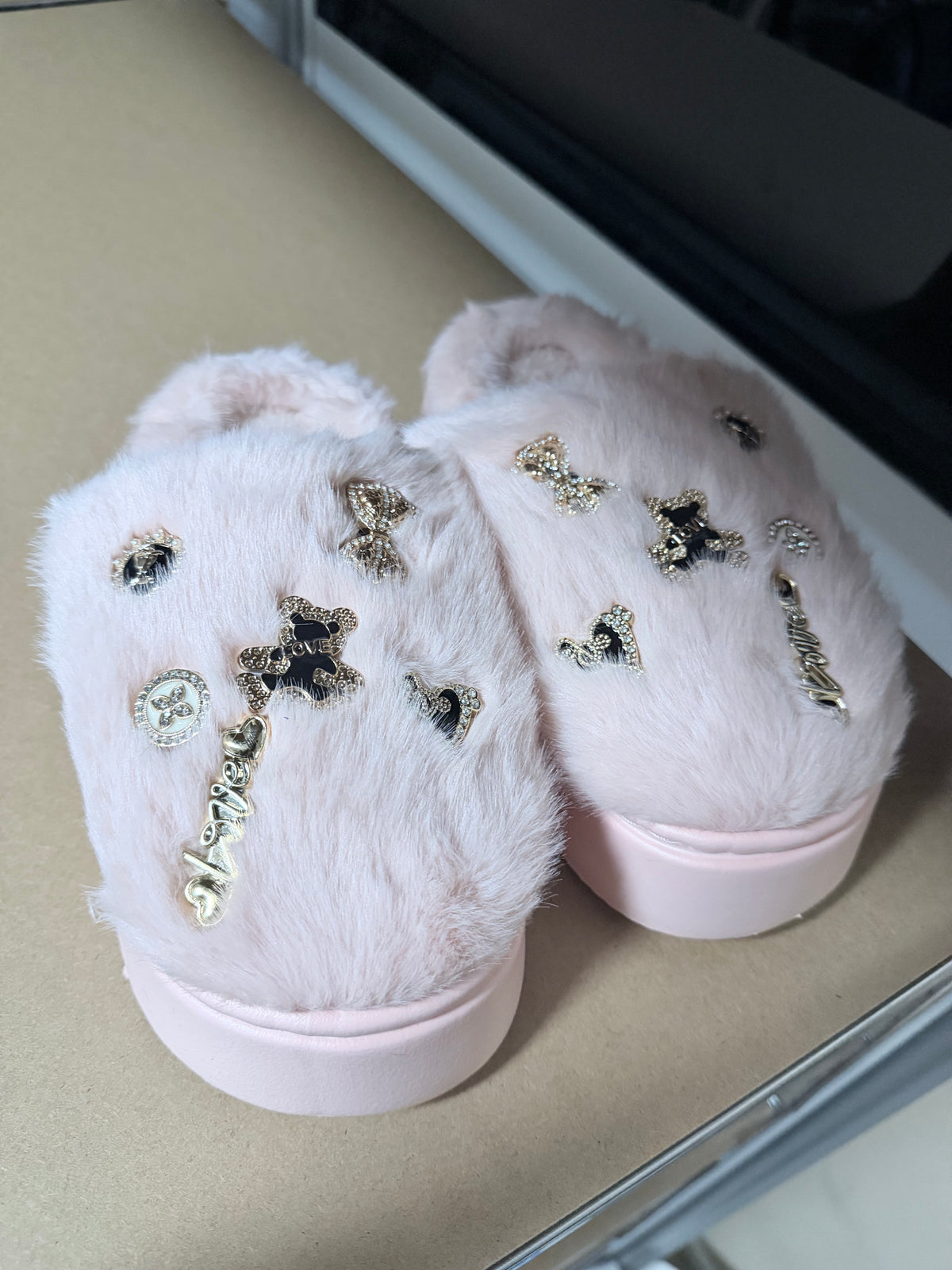 Roze fluffy sloffen met bedels