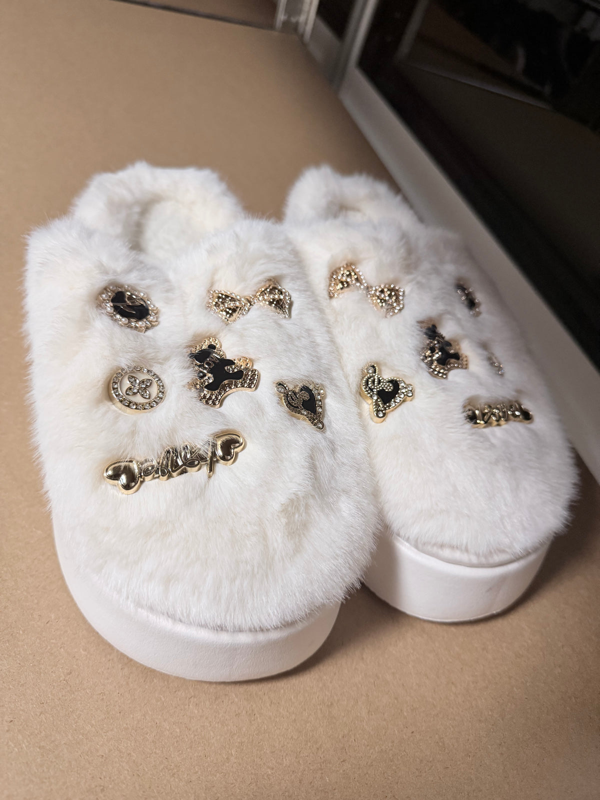 Witte fluffy sloffen met bedels