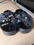 Zwarte fluffy slippers met bedels
