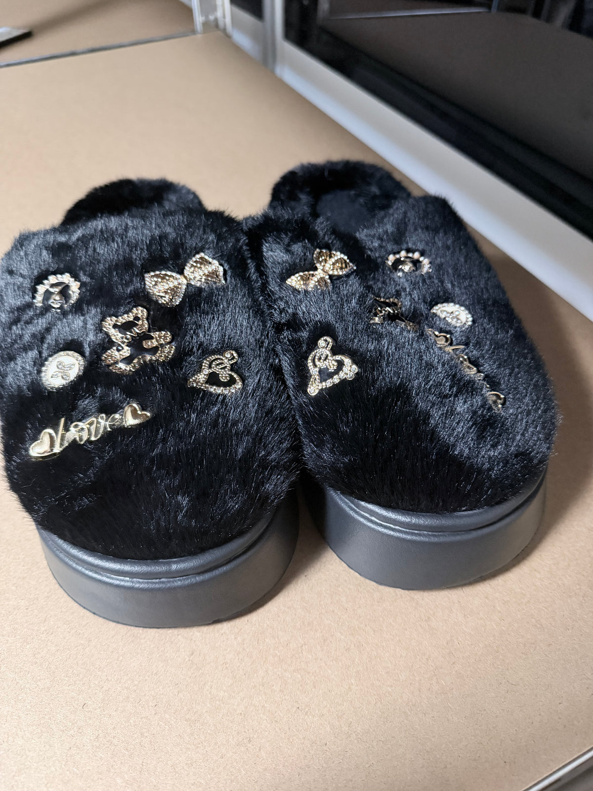 Zwarte fluffy slippers met bedels